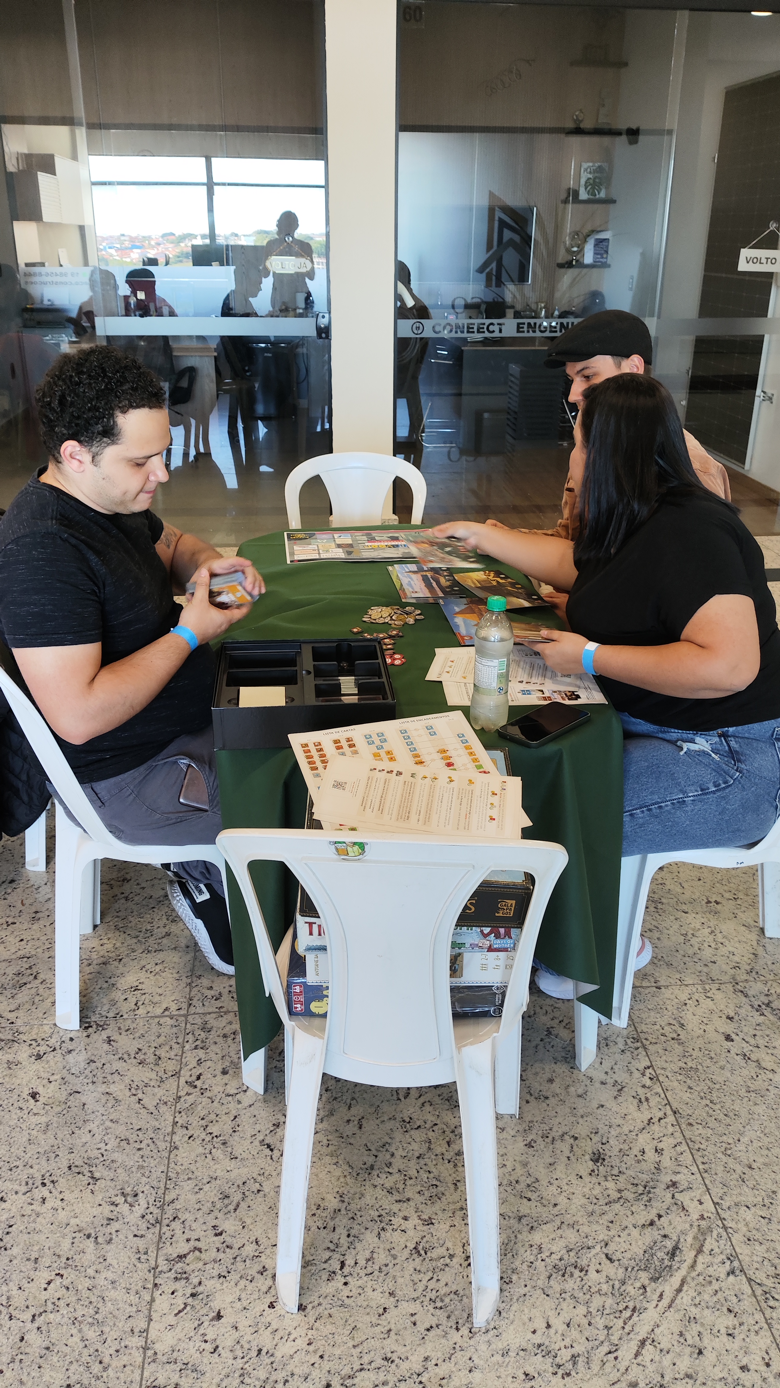 Jogadores lendo as regras e preparando as primeiras partidas
