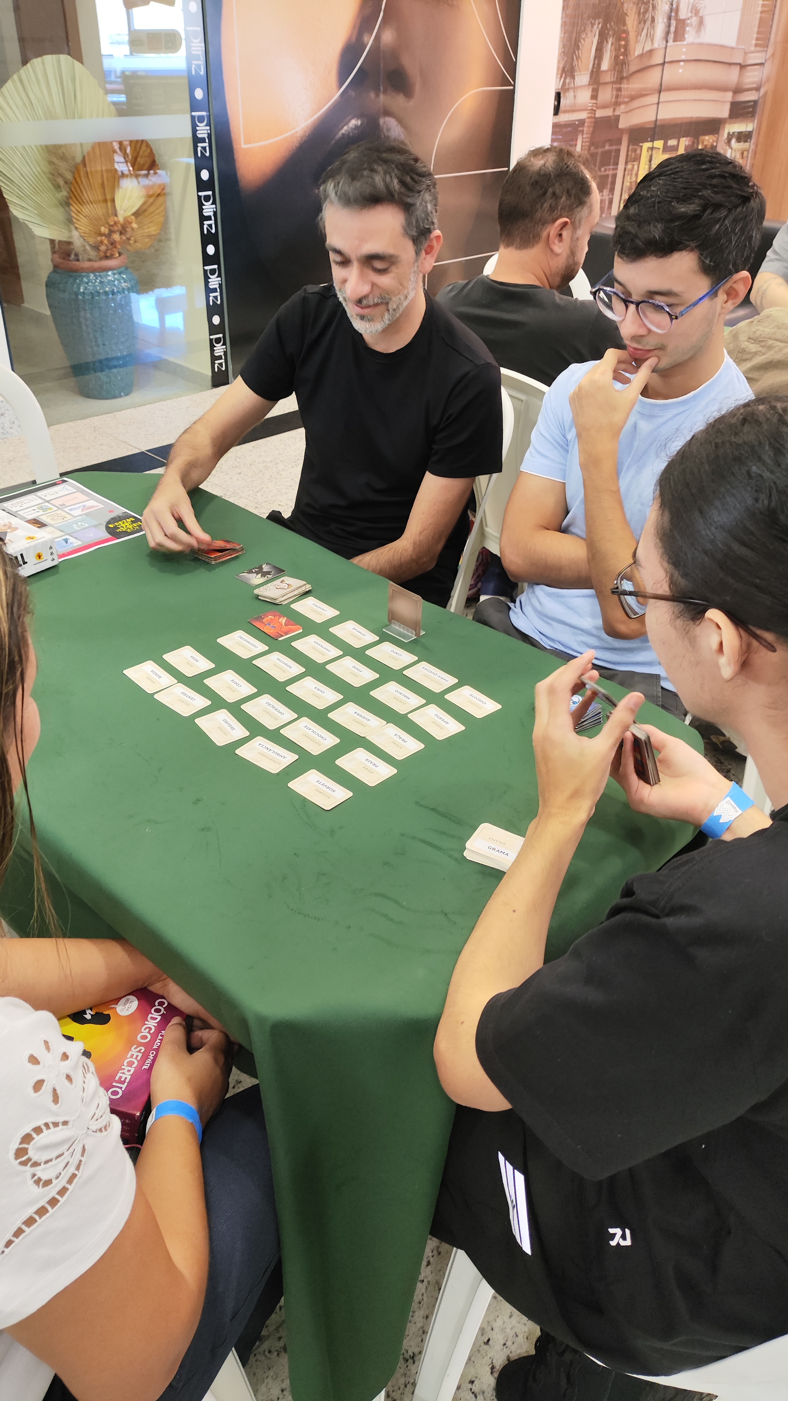Participantes se divertindo com jogos cooperativos