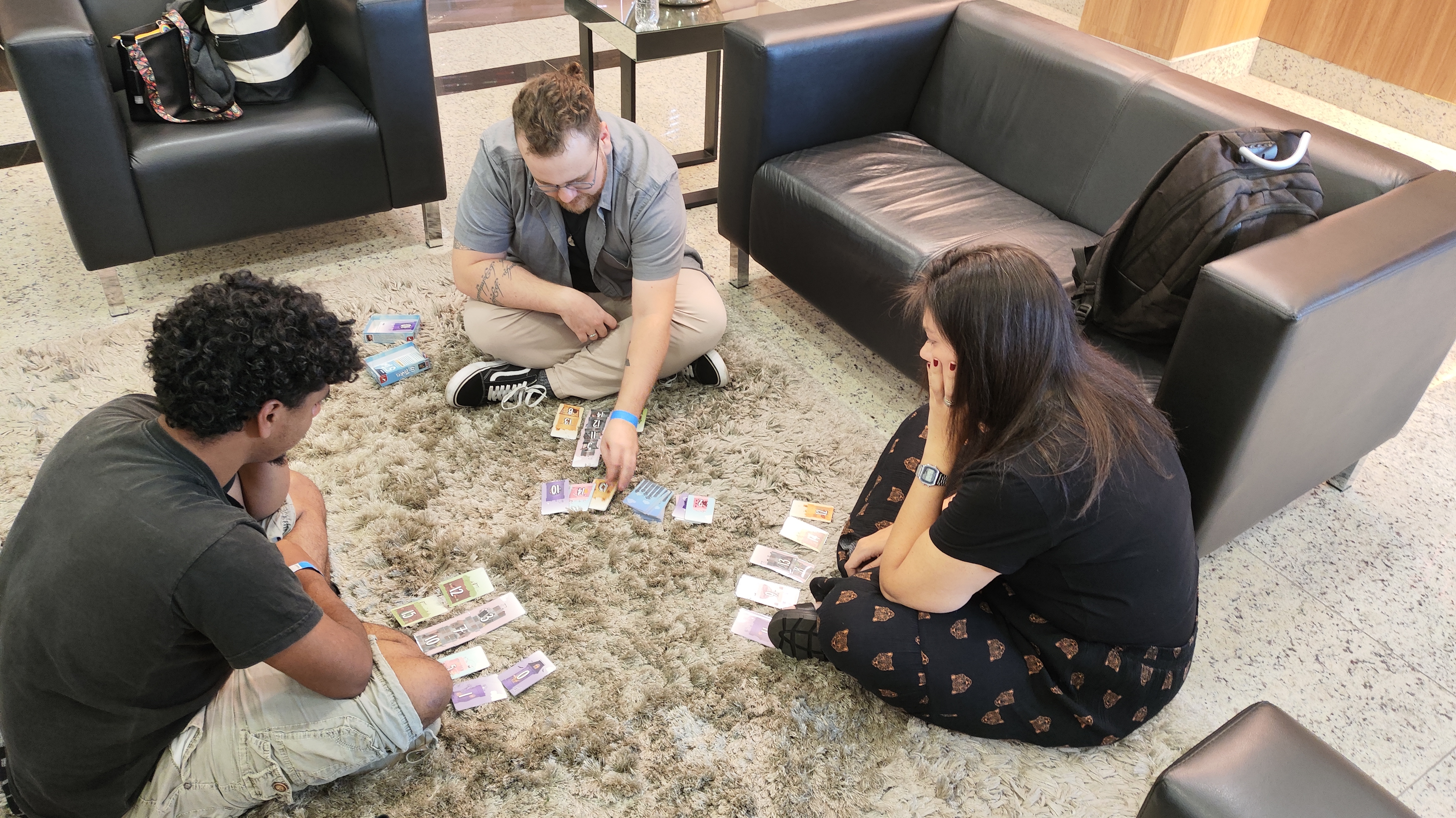 Evento em andamento - múltiplas mesas com diferentes jogos