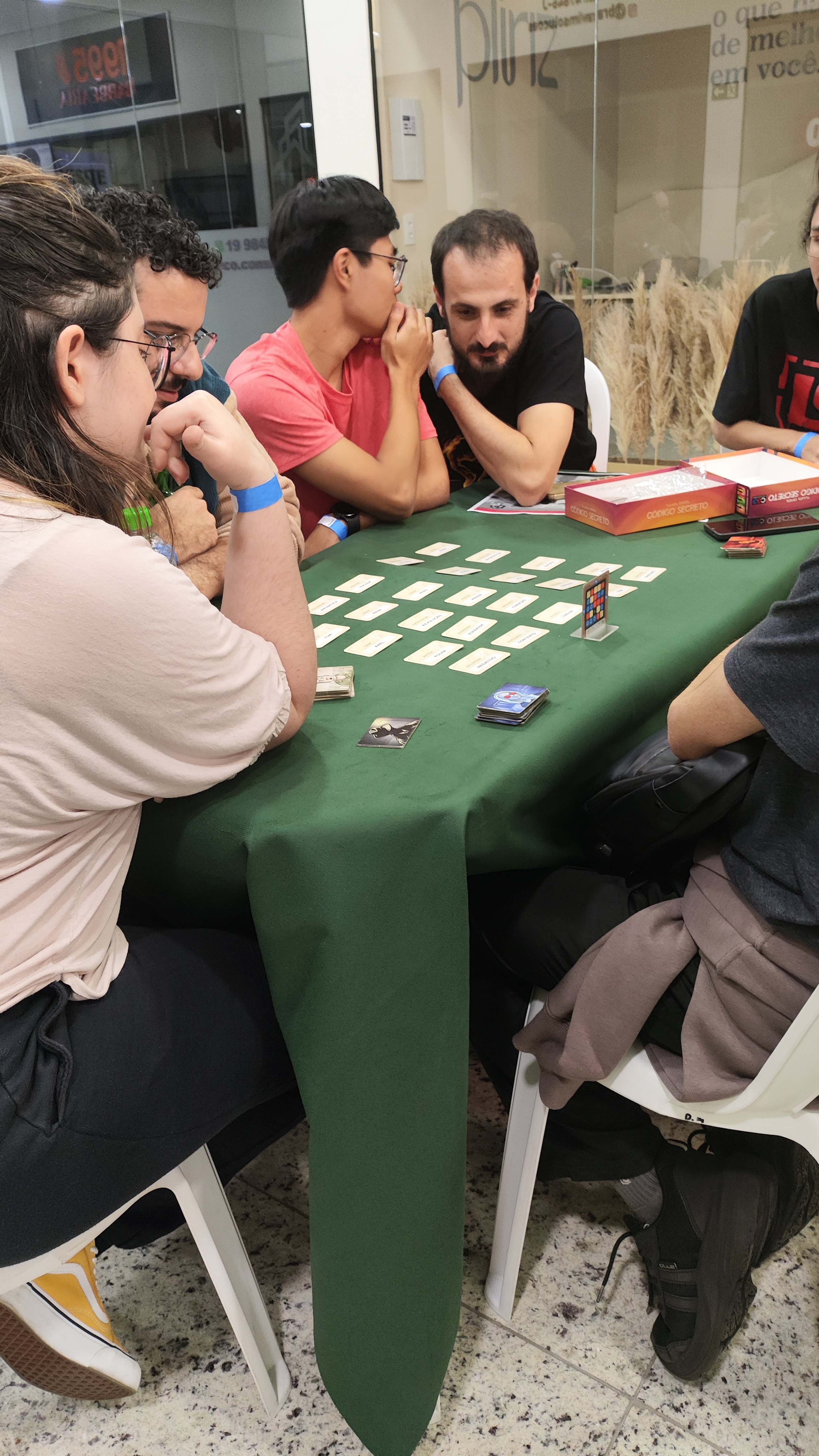 Múltiplos grupos jogando diferentes jogos